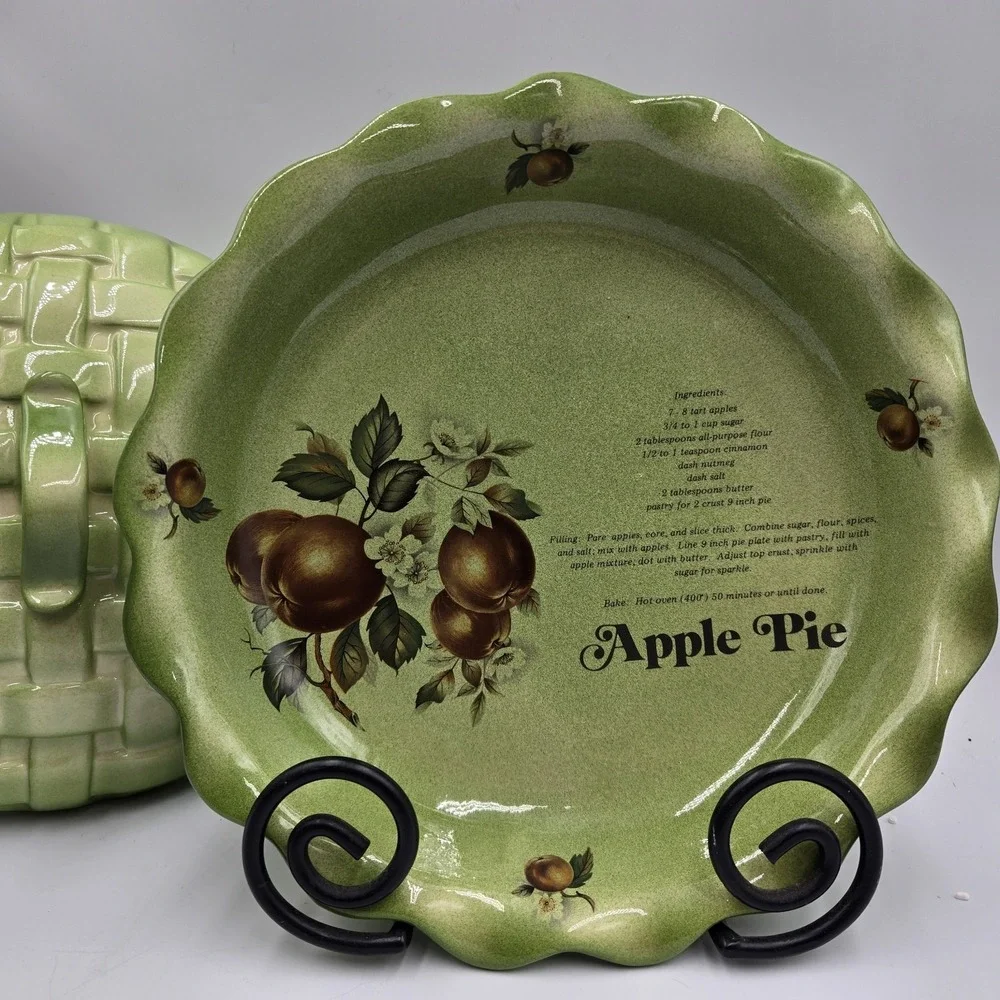 VTG 1976 Bell Ceramics Covered Apple Pie Recipe Dish with Lattice Lid Green